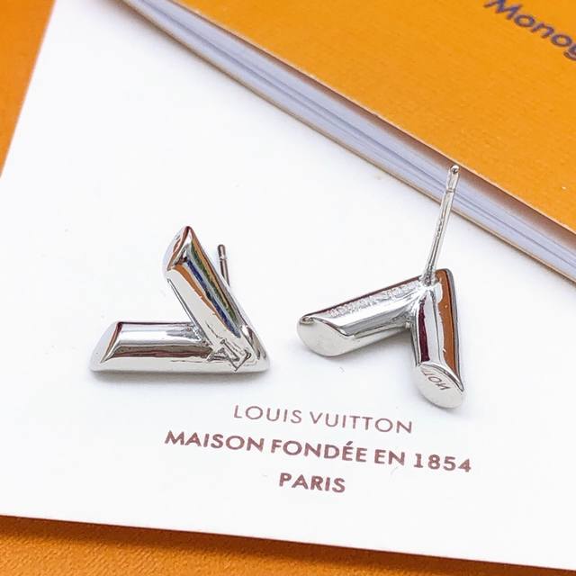 No. Led0081 Lv latest V-shaped earrings mini glossy silver consistent Zp brass m