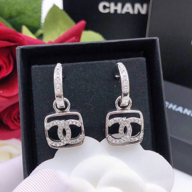 No. Xed0210 Ch*Nel latest ear hook inlaid with diamonds Zp brass material