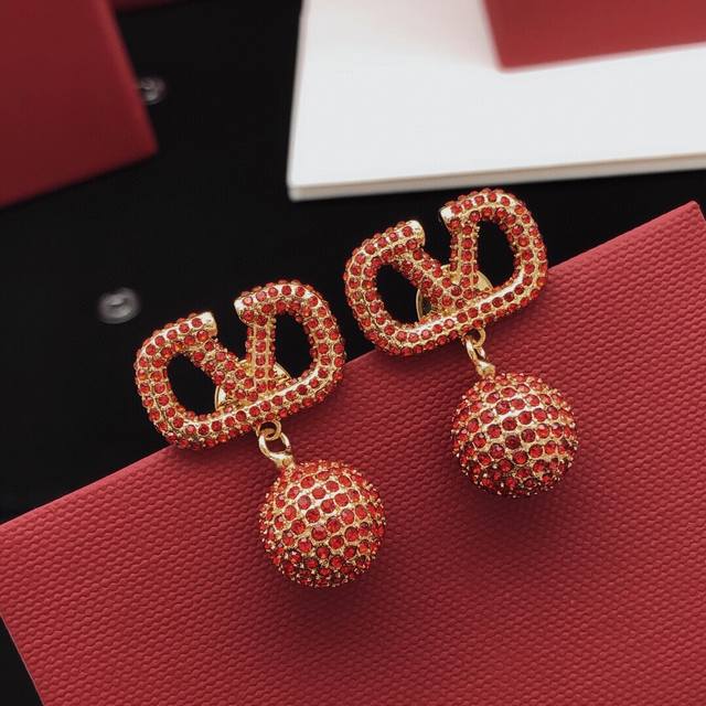 No. Ved0095 Valentino earrings with red diamonds and full diamonds