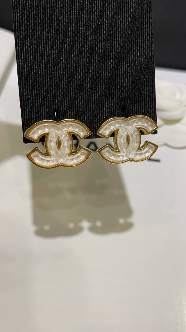 No. Xed0644 Arrived today 24A new retro white diamond pattern resin double C ear