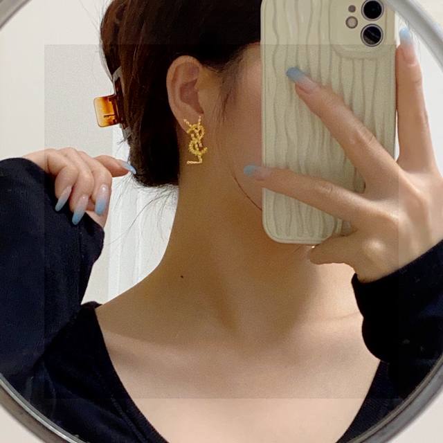 New YSL Saint Laurent earrings are always more beautiful than classic Chanel in