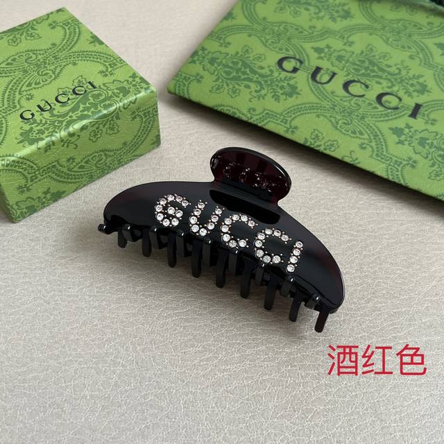 Gucci letter hairpin is made of imported acrylic diamonds and restored 1:1 to th