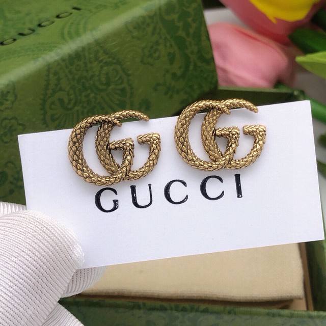 No. Ged0075 Gucci's new retro earrings are definitely in the style of Gucci. Exa