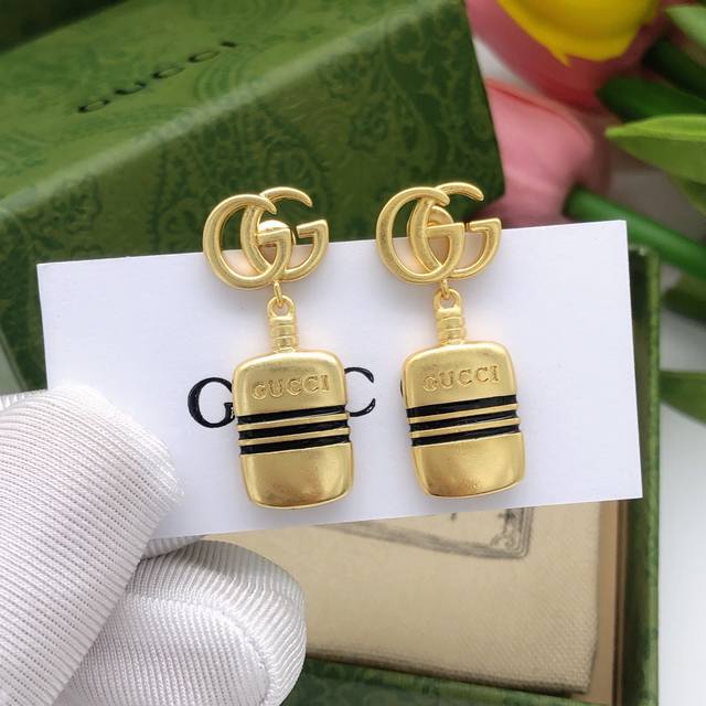 No. Ged0073 Gucci Double G earrings with highly recognizable Double G Logo Antiq