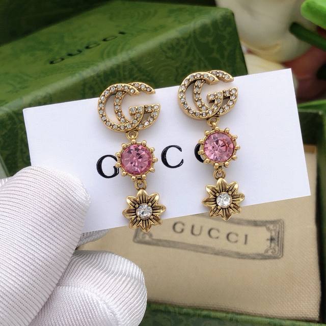 No. Ged0052 Gucci flower earrings Definitely Gucci's style. Exaggerated, heavy d
