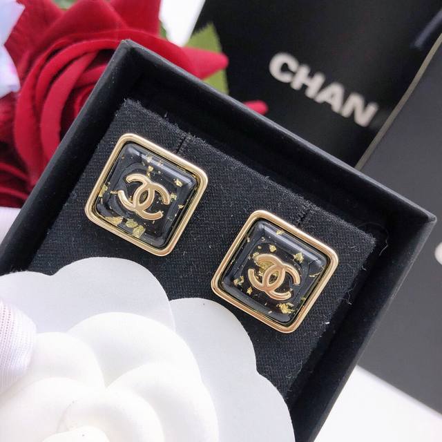 No. Xed0960 Chanel goose square earrings black