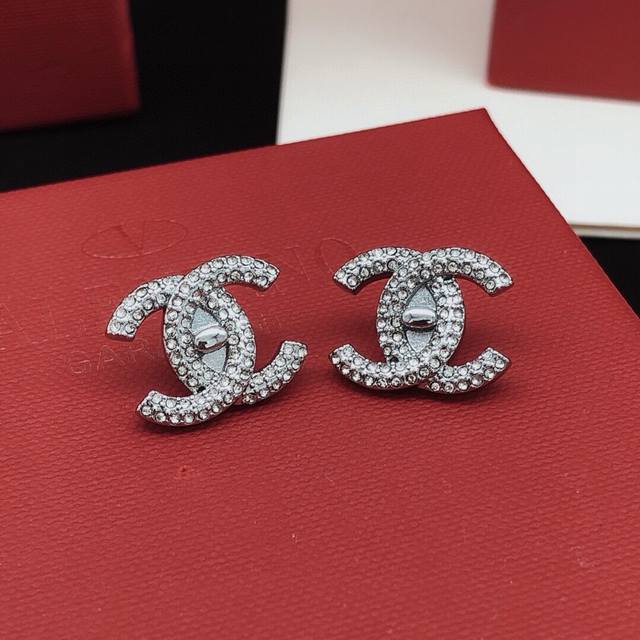 No. Xed0958 Ch*Nel latest silver button earrings consistent Zp brass material
