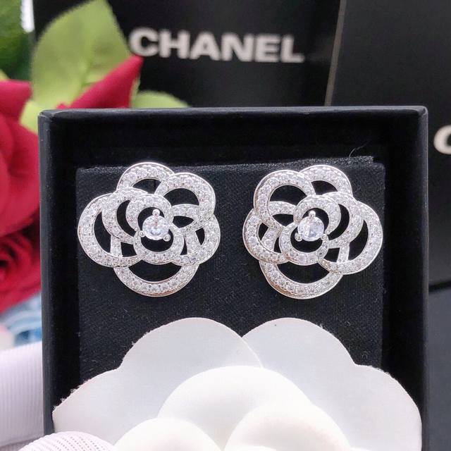 No. Xed0955 Ch*Nel latest silver camellia earrings consistent Zp brass material