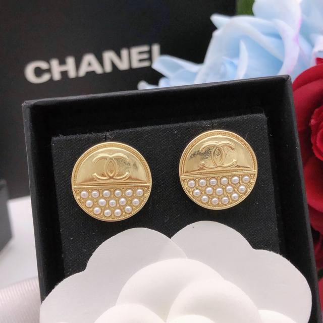 No. Xed0341 Chanel new Xiaoxiang double C round light gold half pearl earrings