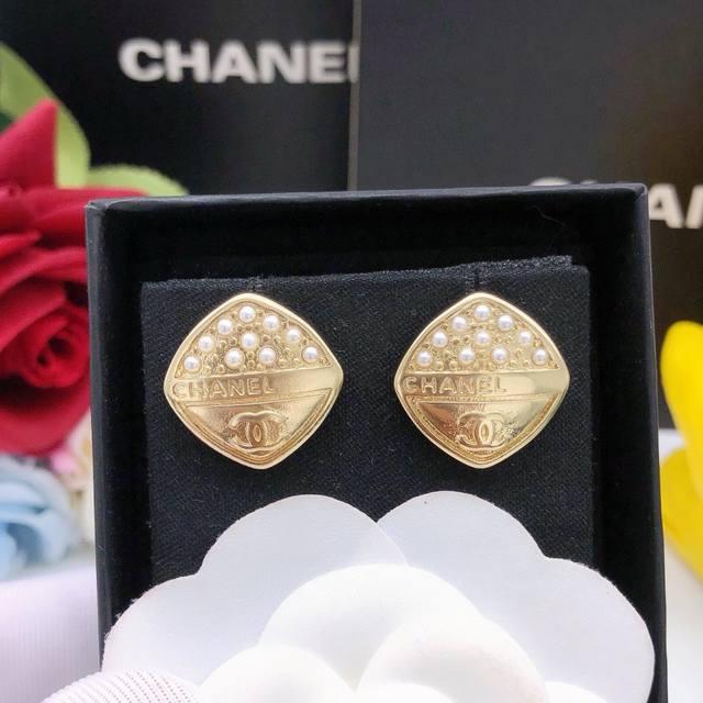 No. Xed0340 Chanel new double C diamond light gold half pearl earrings