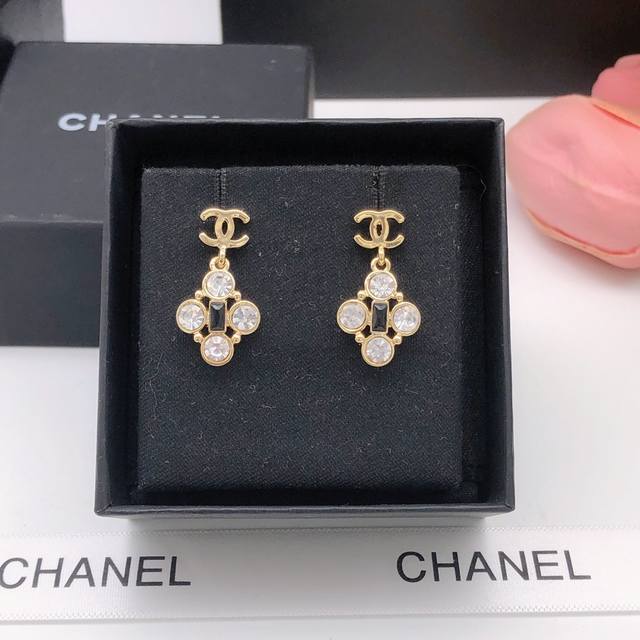 No. Xed0677 One of the must-have earrings for autumn and winter wear Ch Necc squ