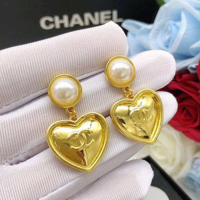 No. Xed0675 Chanel goose pendant heart earrings glossy
