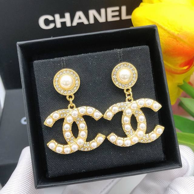 No. Xed0762 Gold Pearl big double C inlaid with diamond rice pearl stud earrings