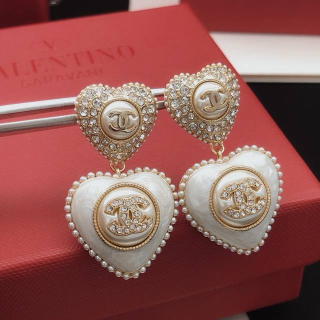 No. Xed0671 White 22B New Large Black Heart Pearl Pendant Earrings Classic lette