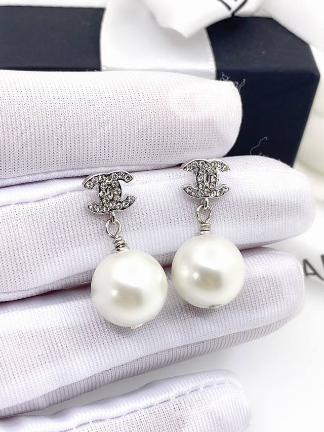 Chanel new mini double C pearl earrings Z batch consistent brass material