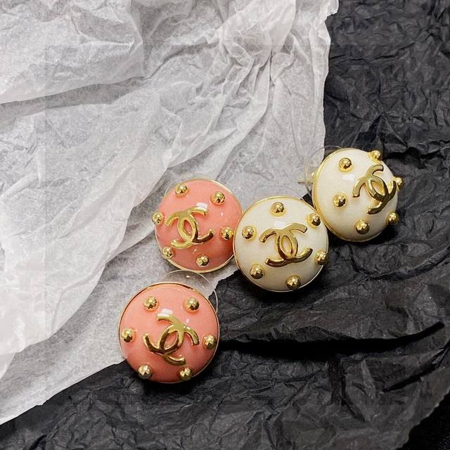 Chanel Double C simple earrings This pair of earrings is really beautiful. The d