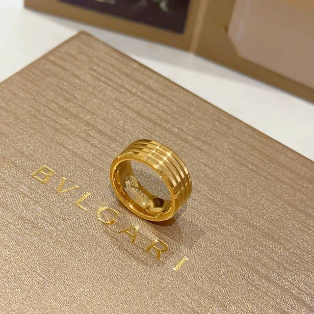 Bulgari necklace made of V gold. The Divas' Dream series of Bulgari is perfect i