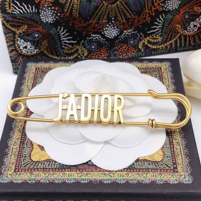 No. Dxz0014 Dior new single product retro old letter pin paper clip brooch coat