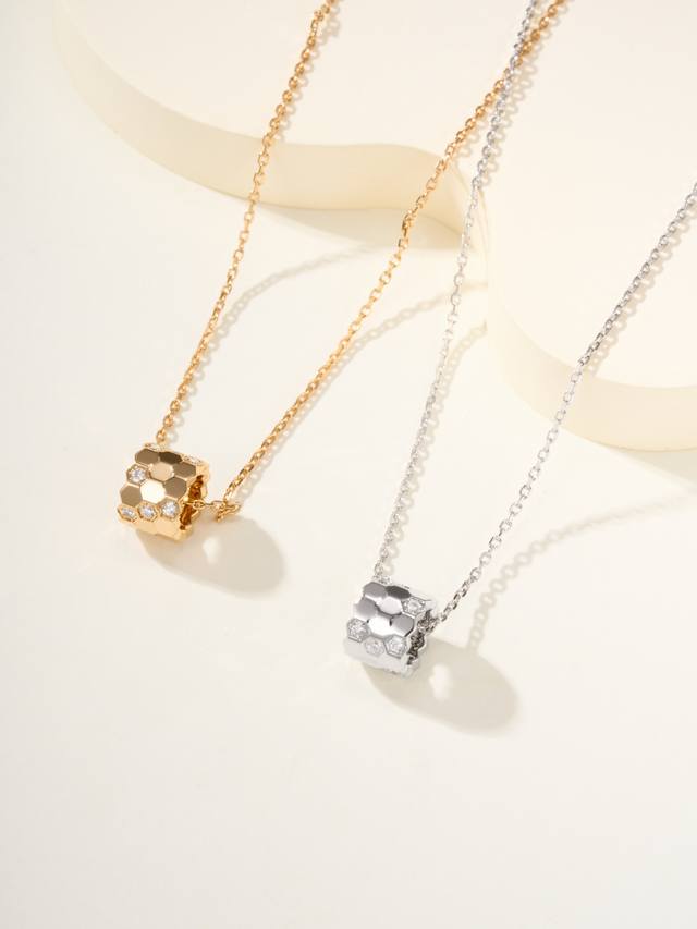 The Bee My Love pendant is a dazzling pendant in the shape of a honeycomb. Made