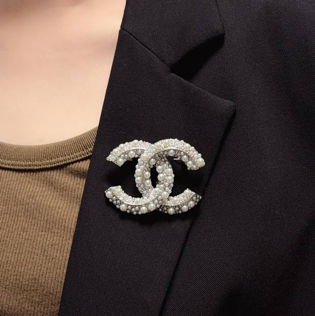 Chanel counters new silver pearl millet bead Chanel brooch, is the most understa