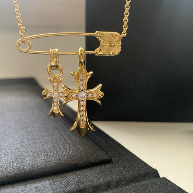A must-have item for trendy people, this cross necklace is made of diamonds and