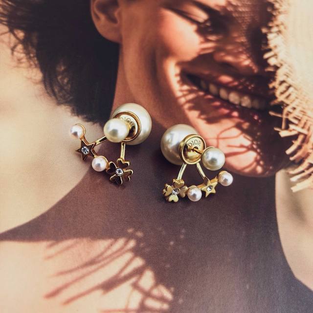 Dior's new style is loved by all the top brands. The new Dior letter earrings wi
