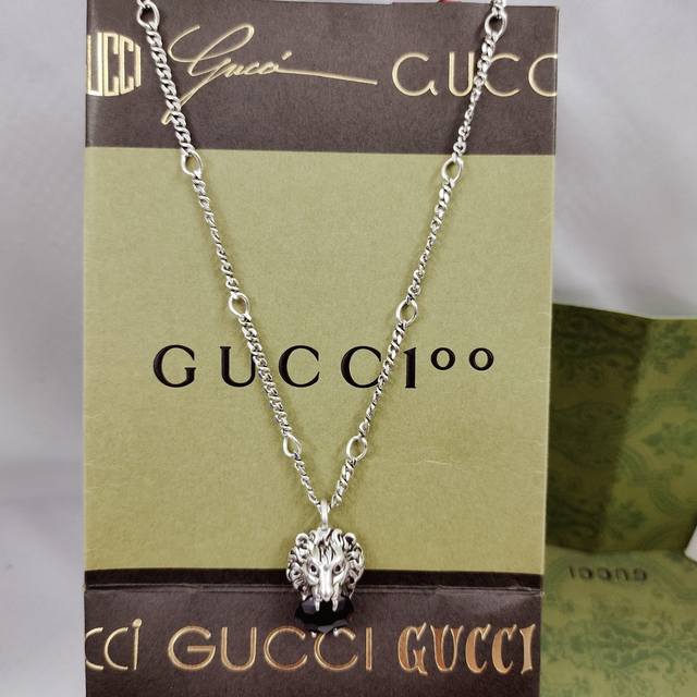 Gucci Lion Black Diamond Necklace The lion opening is made of imported black dia