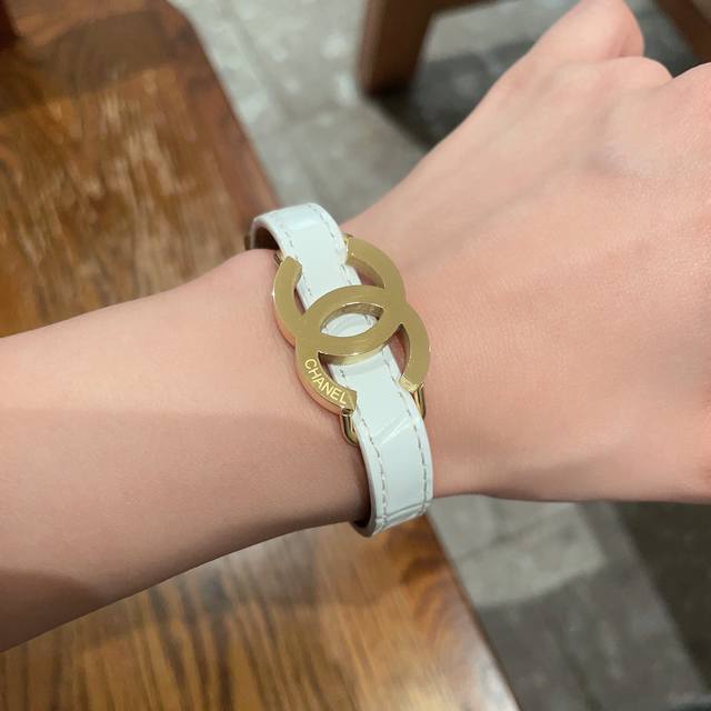 New Chanel 2025 new original leather bracelet counter consistent material hot st