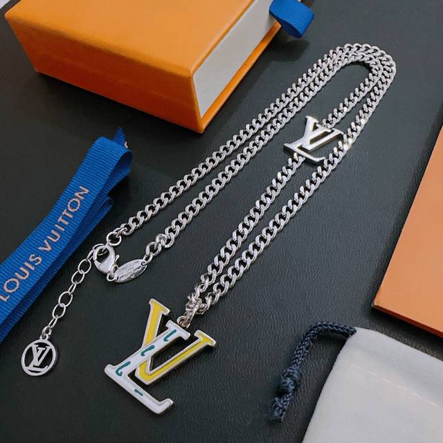 Lv Louis Vuitton necklace original goods counter new model open mold retro trend