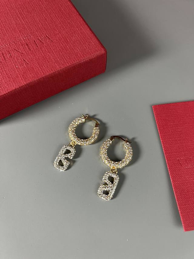 Valentino full diamond earrings, very shiny, simple and generous, fashionable an