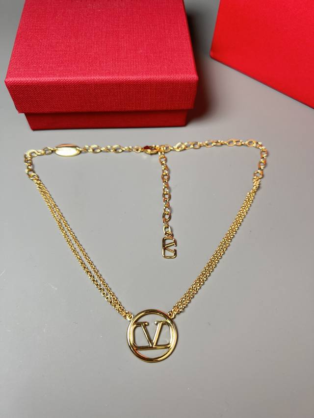Valentino necklace, this necklace is simple and versatile, it can be matched wit