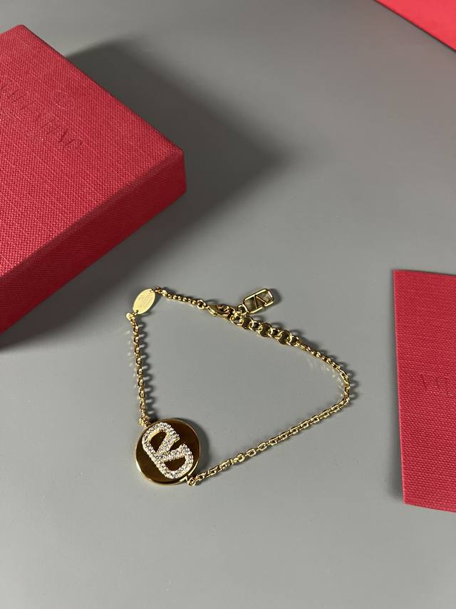 Valentino bracelet, the iconic logo tag is inlaid with diamonds, it looks very d