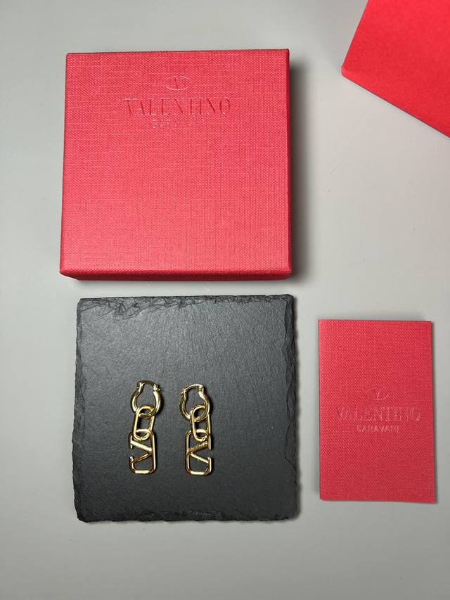 Valentino earrings, simple and elegant, fashionable and versatile, brass electro