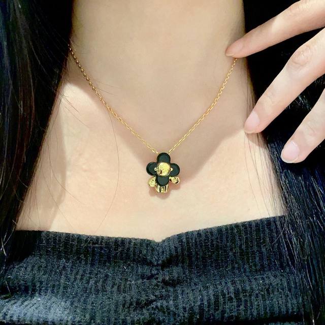 Louis Vuitton Unique design with Lv classic graphic concept Beautiful necklace S