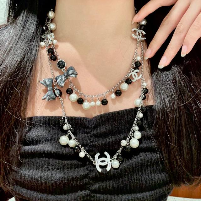 Chanel bow black and white bead double C sweater chain