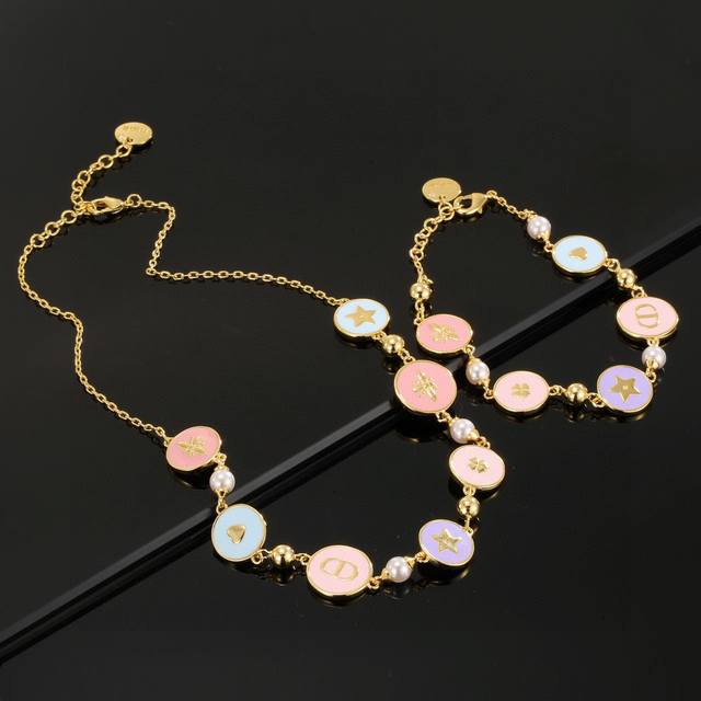 Dior multi-element necklace bracelet uses retro gold as the main color, and the
