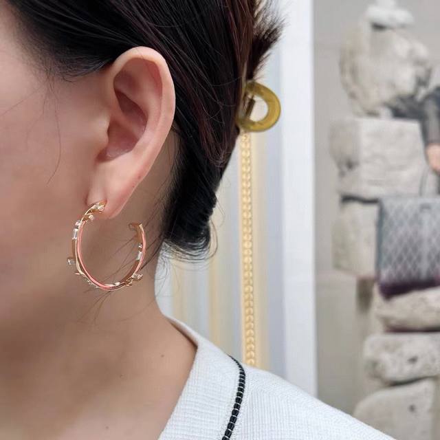 Fendi Fendi high-end custom-made new simple and generous earrings are gorgeously