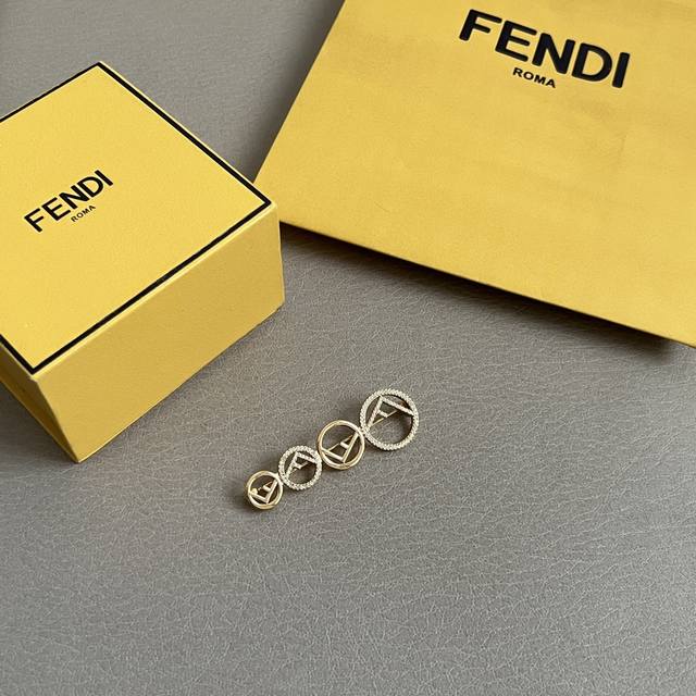 Fendi Fendi brooch high-end custom hot-selling new model is simple and generous,
