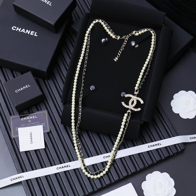 Chanel Big Double C Logo Sweater Chain The collision of Chanel sheepskin, metal
