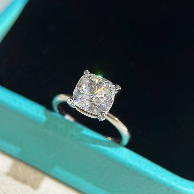Tiffany four-claw square diamond ring uses diamond cutting technology to cut art