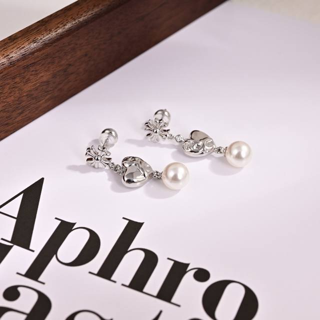 Chrome Hearts earrings new models are on sale at the counter. They are so beauti