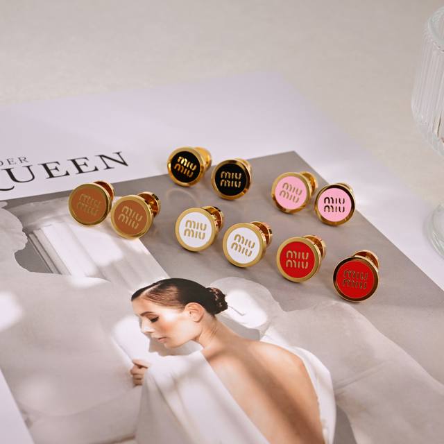 Miumiu round earrings are popular among fashionistas on Xiaohongshu. They show y