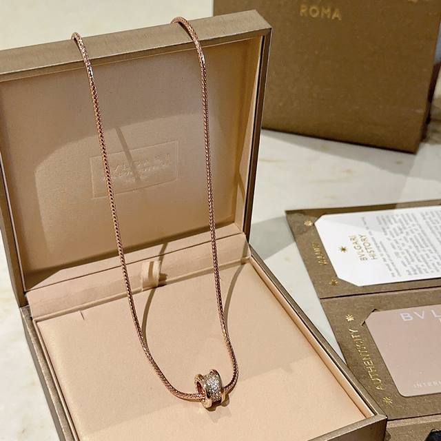 Bulgari necklace made of V gold. The Divas' Dream series is in perfect condition
