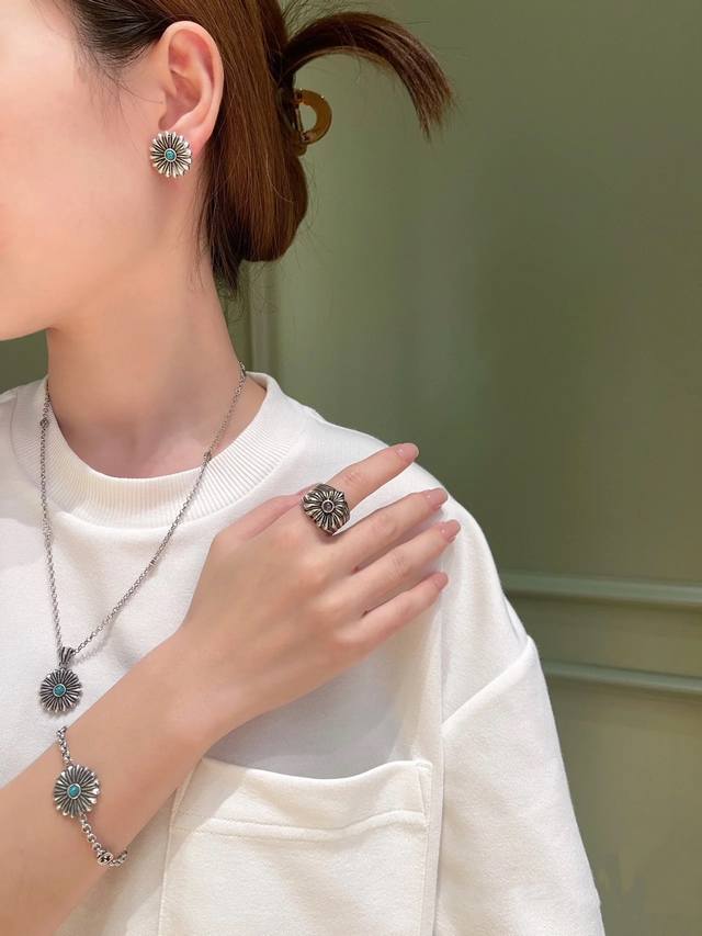 New product recommendation Gucci Turquoise Enamel Flower Necklace Lnterlocking s