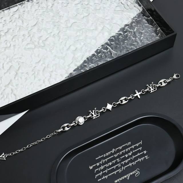 Lv Sailor Bracelet The Lvsailor necklace is rendered with a vintage effect, payi