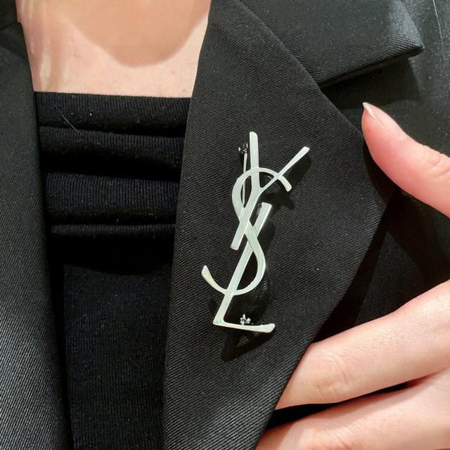 The new antique gold brooch from YSL Saint Laurent is the most understanding acc