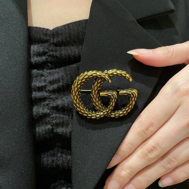 Gucci counters have new brooches, which are the most understanding accessories f