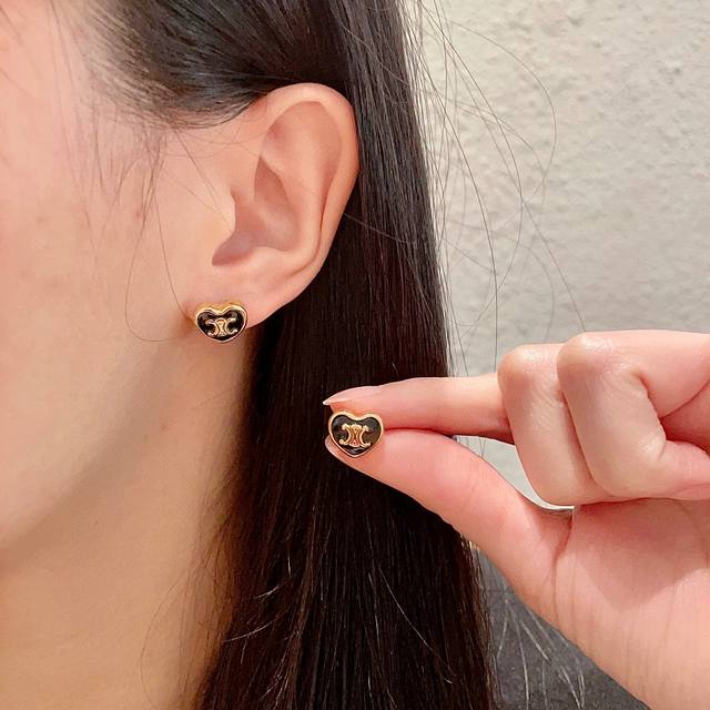 Celine earrings have always been the benchmark of simple fashion. The bold desig