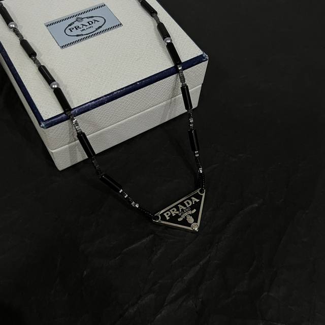 Prada's new triangle necklace is exquisite and durable. The overall details are