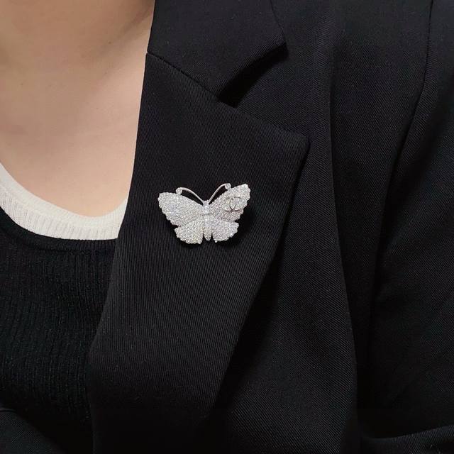 Chanel's new butterfly full diamond Chanel brooch is the most understanding of w